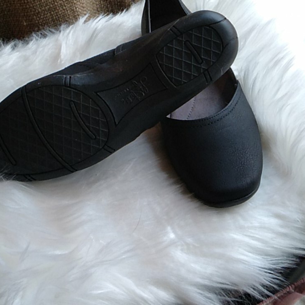 Shoes - Picture 2 of 3